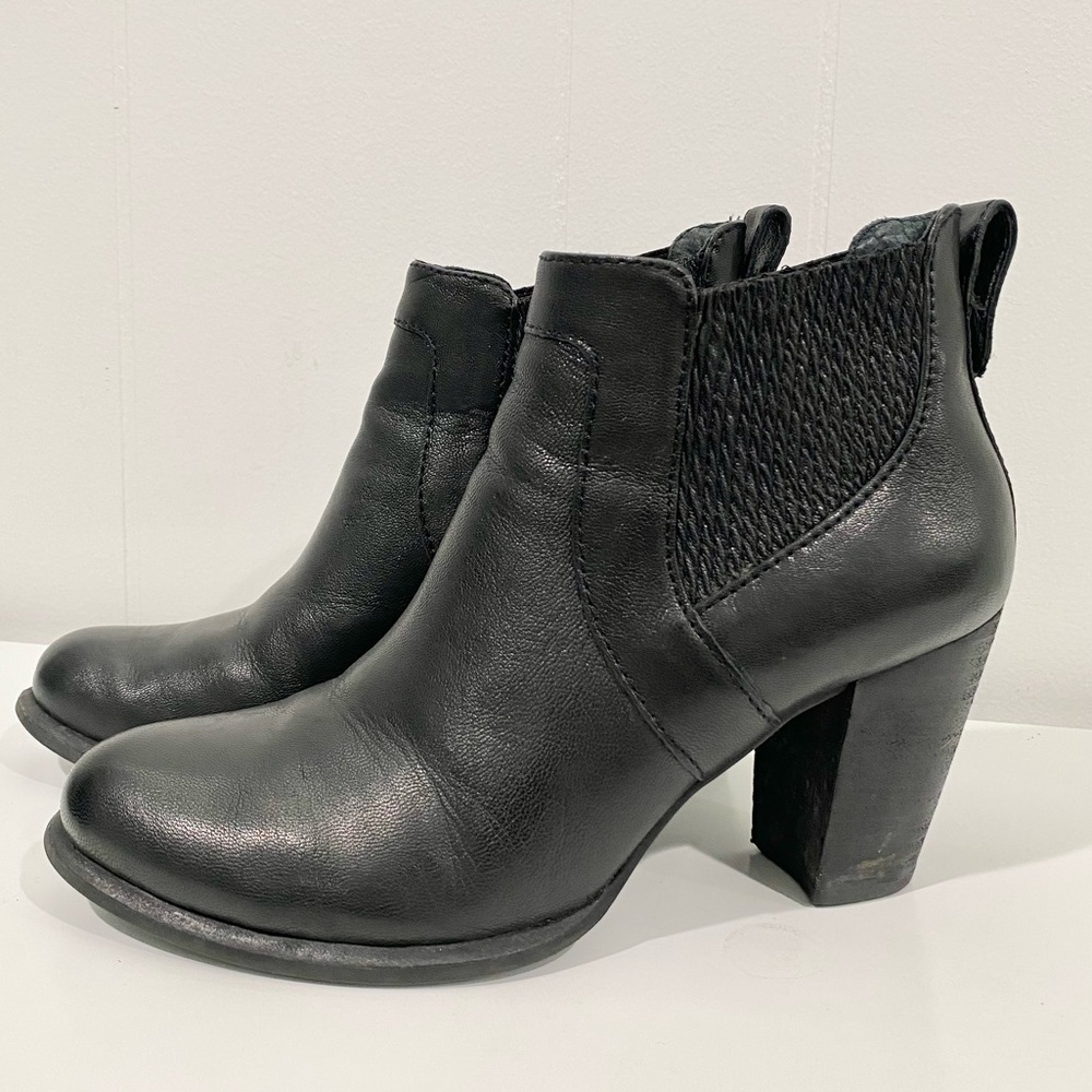 UGG Cobie Leather Heeled Booties Women’s Size 7.5 Elastic Side Panel